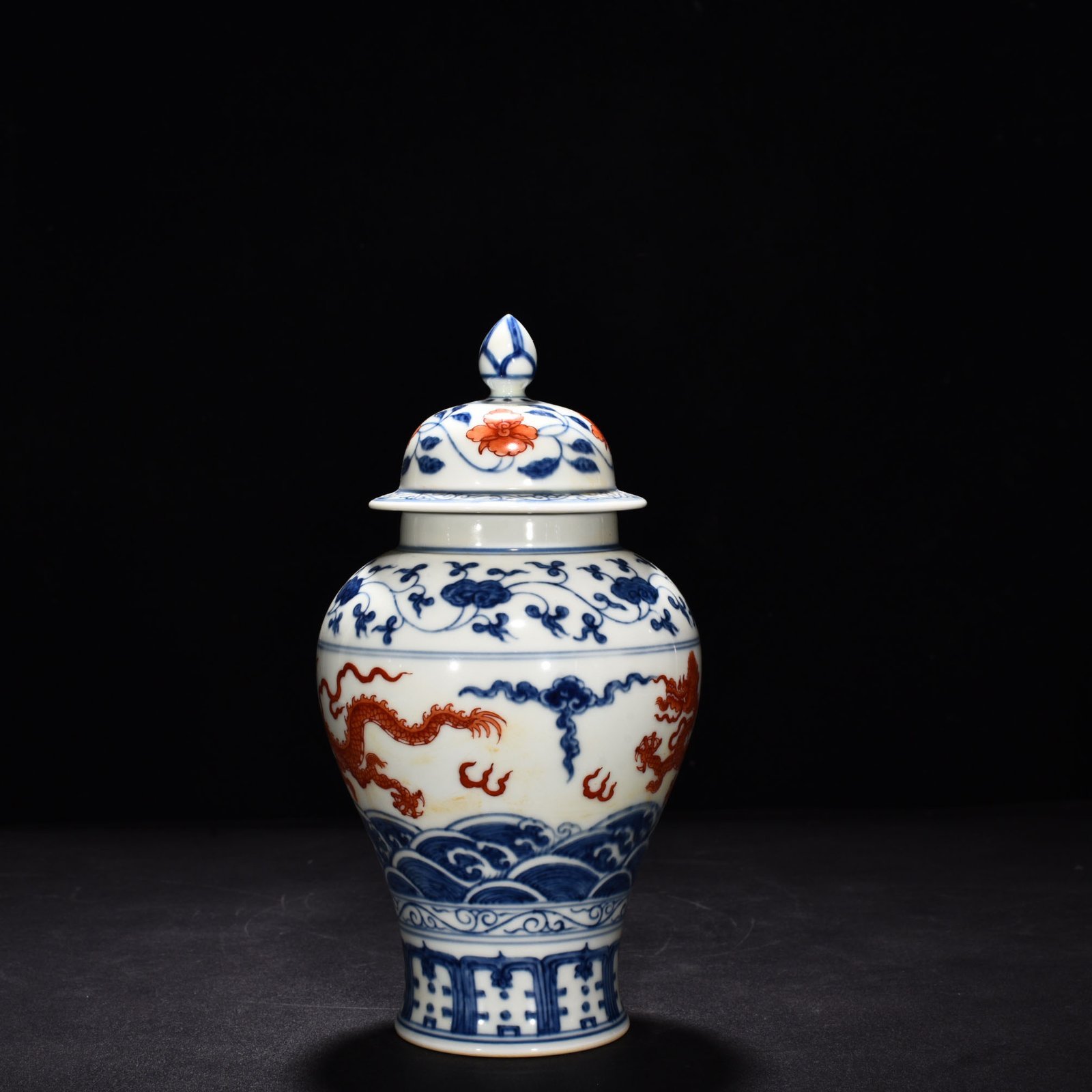 Ming Dynasty Chenghua blue and white alum red sea dragon general jar