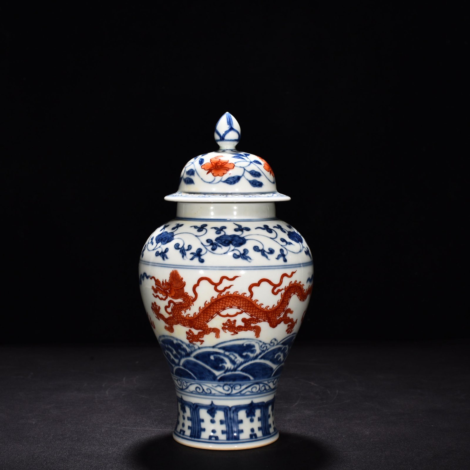 Ming Dynasty Chenghua blue and white alum red sea dragon general jar