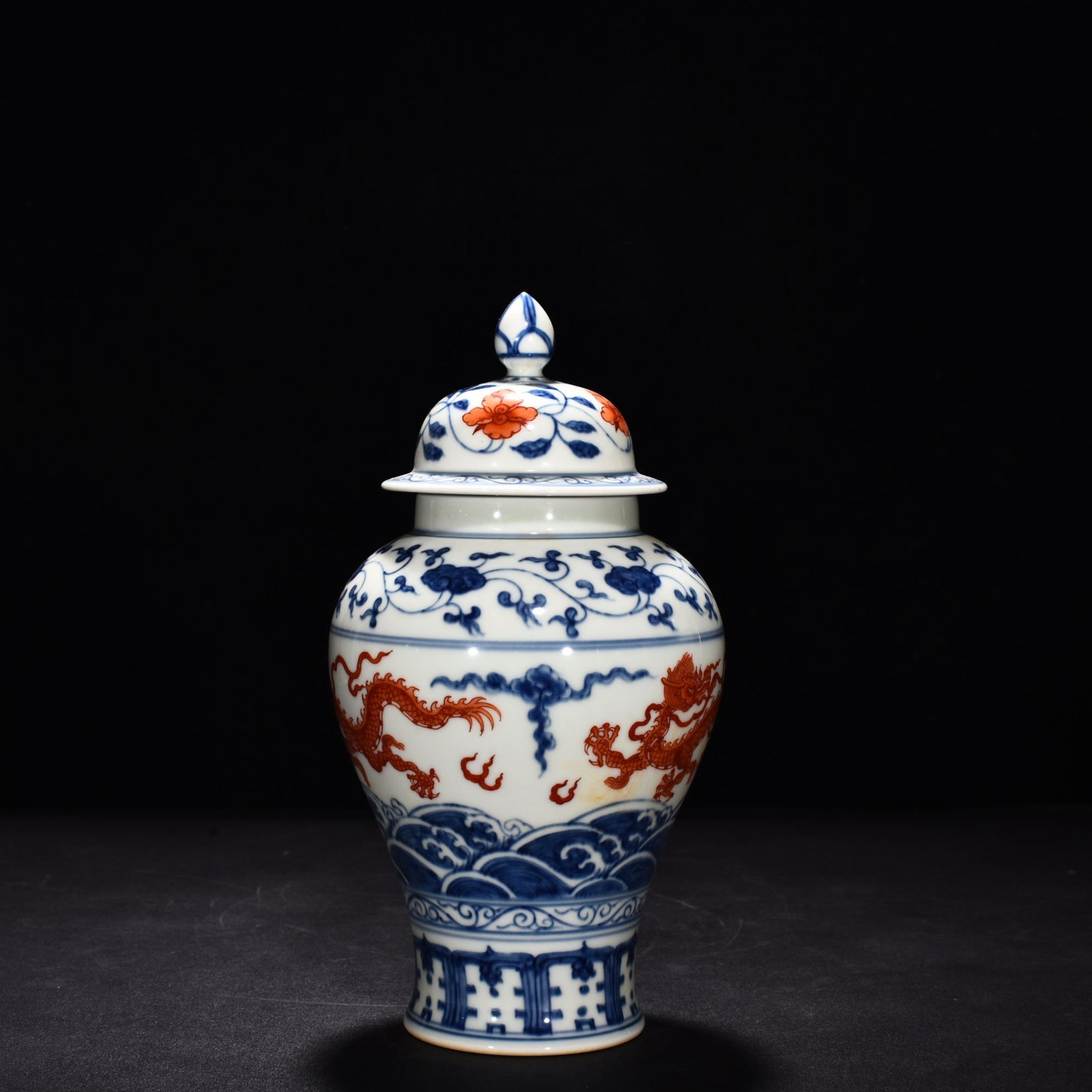 Ming Dynasty Chenghua blue and white alum red sea dragon general jar