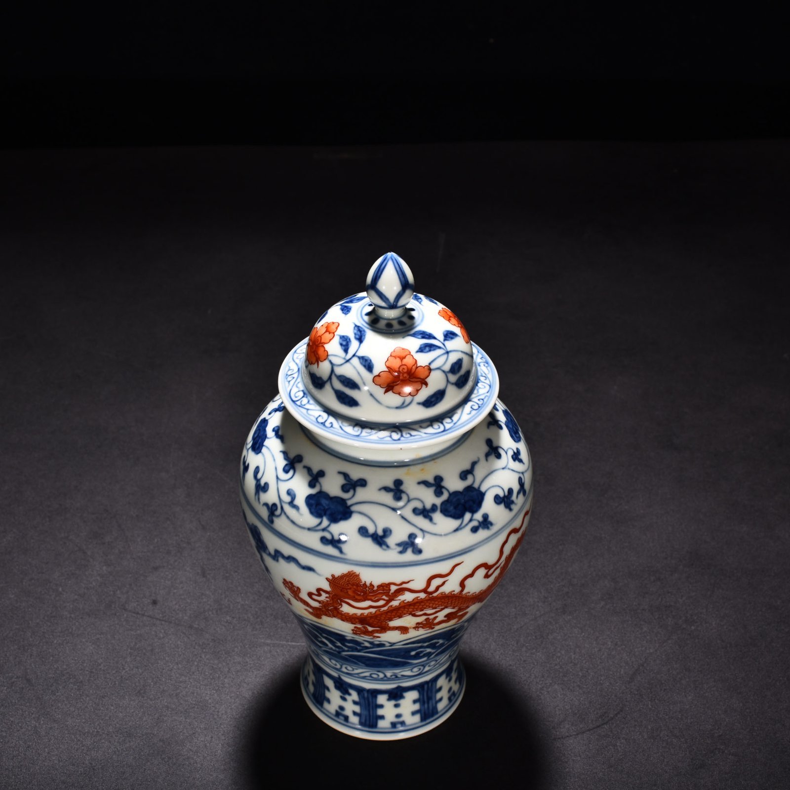 Ming Dynasty Chenghua blue and white alum red sea dragon general jar