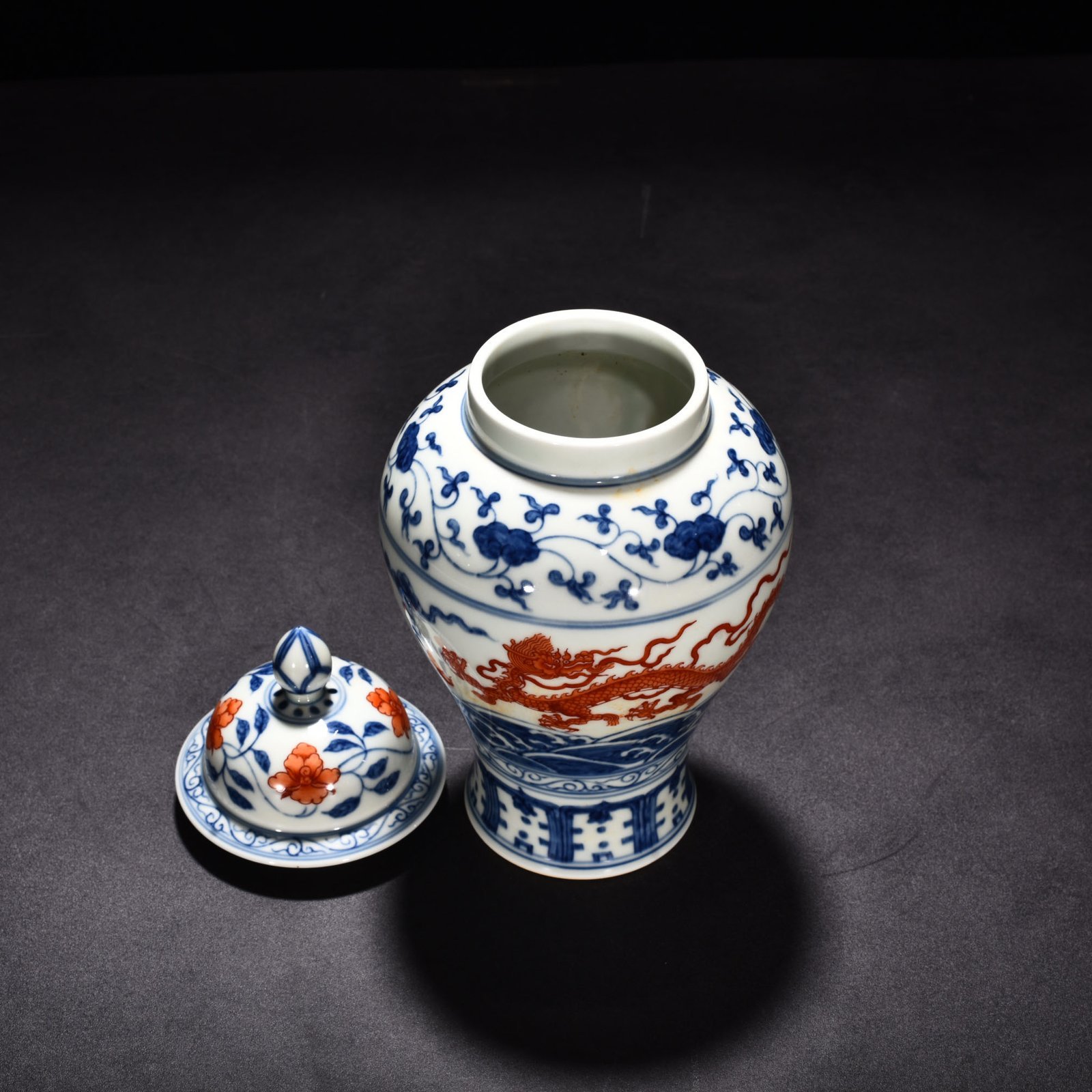 Ming Dynasty Chenghua blue and white alum red sea dragon general jar