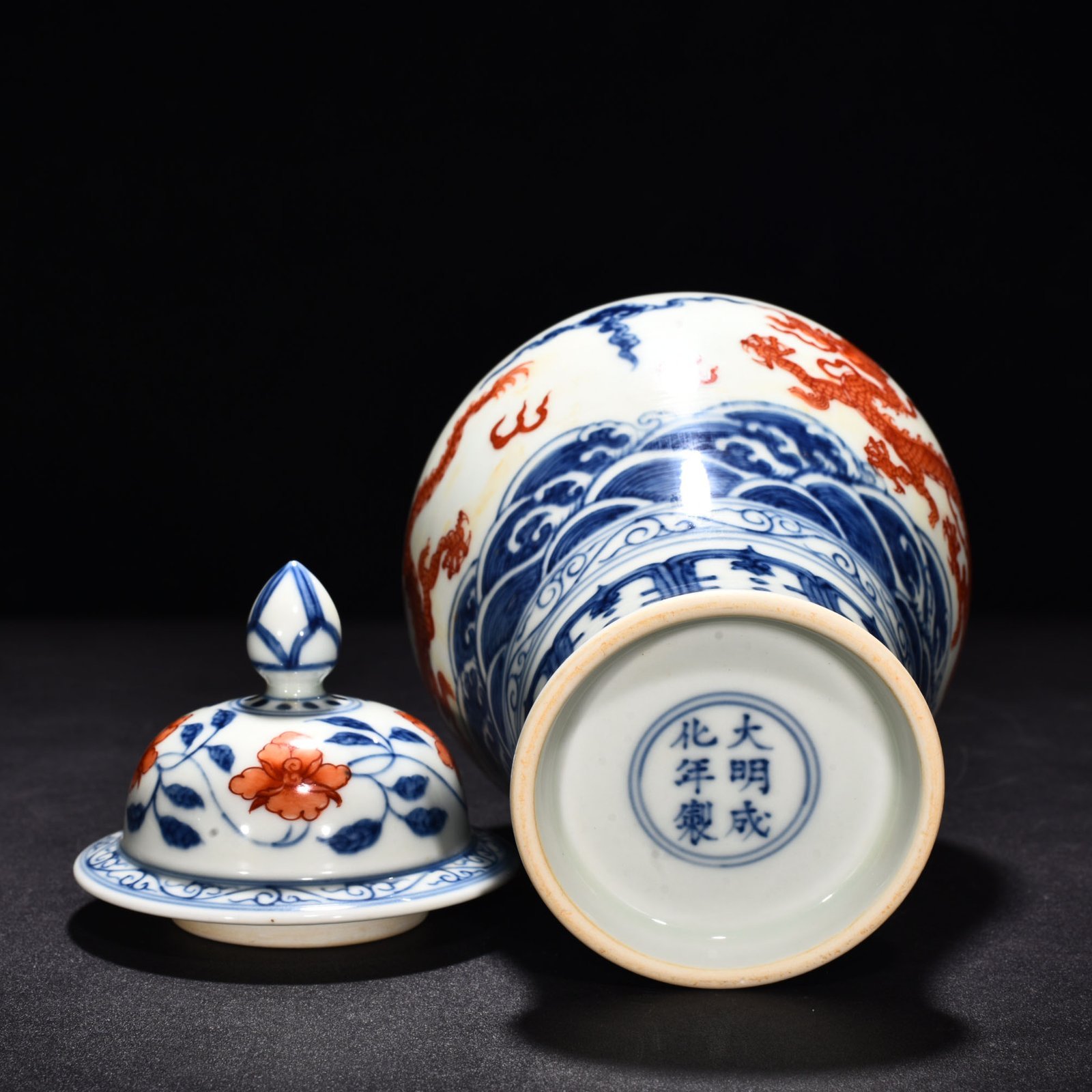 Ming Dynasty Chenghua blue and white alum red sea dragon general jar