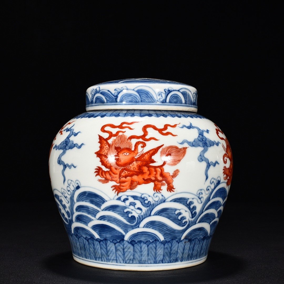 Ming Dynasty Chenghua blue and white alum red flying elephant lid jar