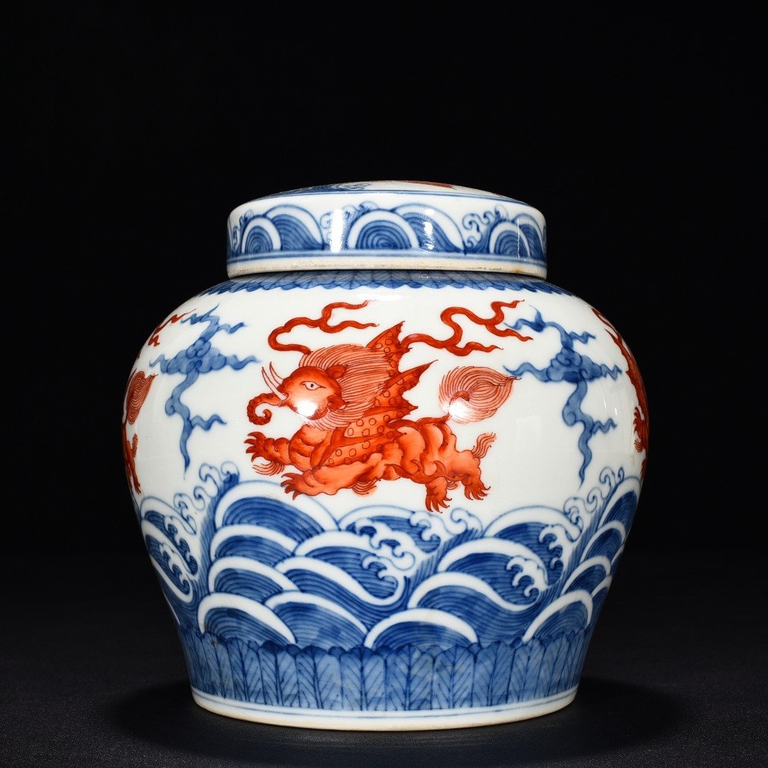 Ming Dynasty Chenghua blue and white alum red flying elephant lid jar