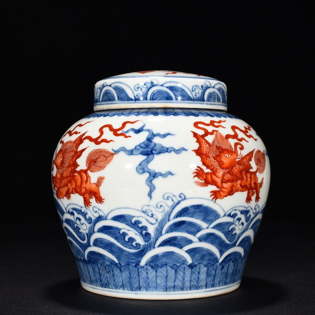 Ming Dynasty Chenghua blue and white alum red flying elephant lid jar
