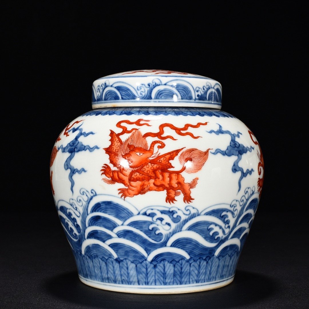 Ming Dynasty Chenghua blue and white alum red flying elephant lid jar