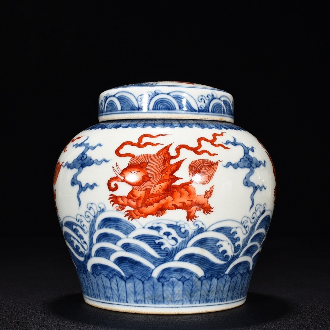 Ming Dynasty Chenghua blue and white alum red flying elephant lid jar