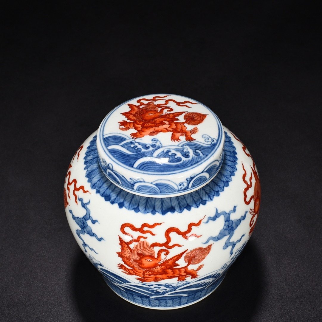 Ming Dynasty Chenghua blue and white alum red flying elephant lid jar