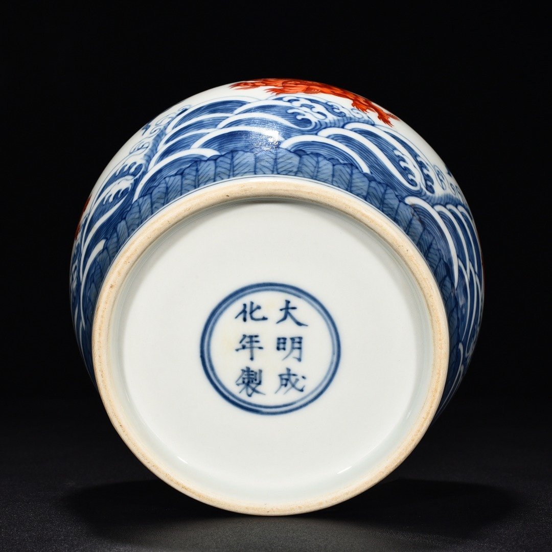 Ming Dynasty Chenghua blue and white alum red flying elephant lid jar