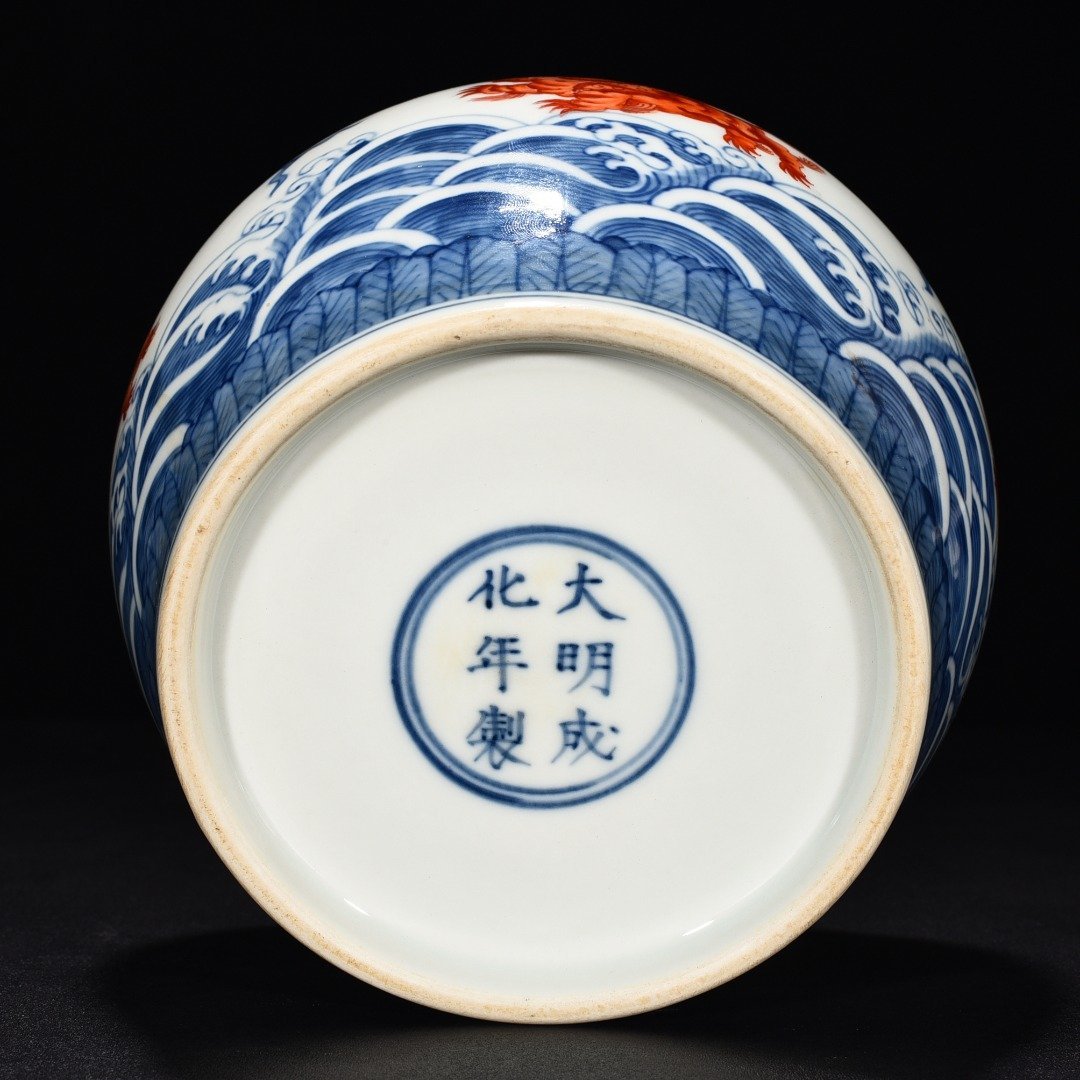Ming Dynasty Chenghua blue and white alum red flying elephant lid jar