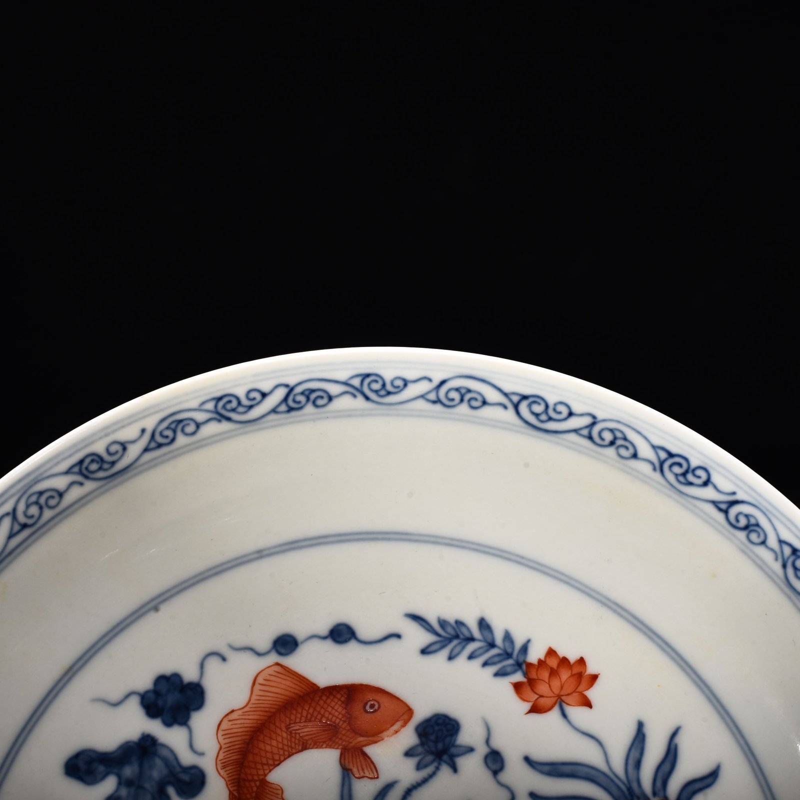 Ming Dynasty Chenghua blue and white alum red fish and algae plate