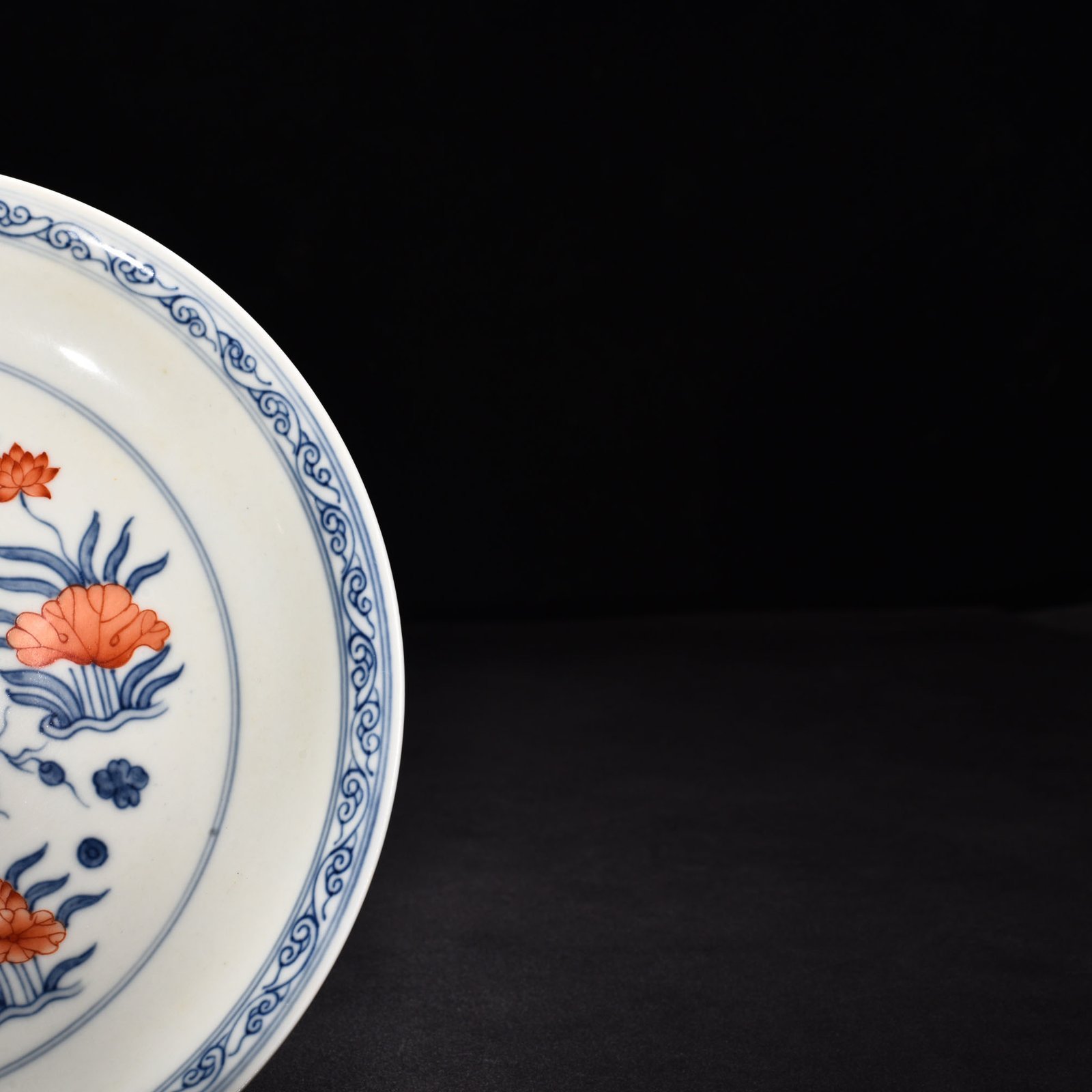 Ming Dynasty Chenghua blue and white alum red fish and algae plate