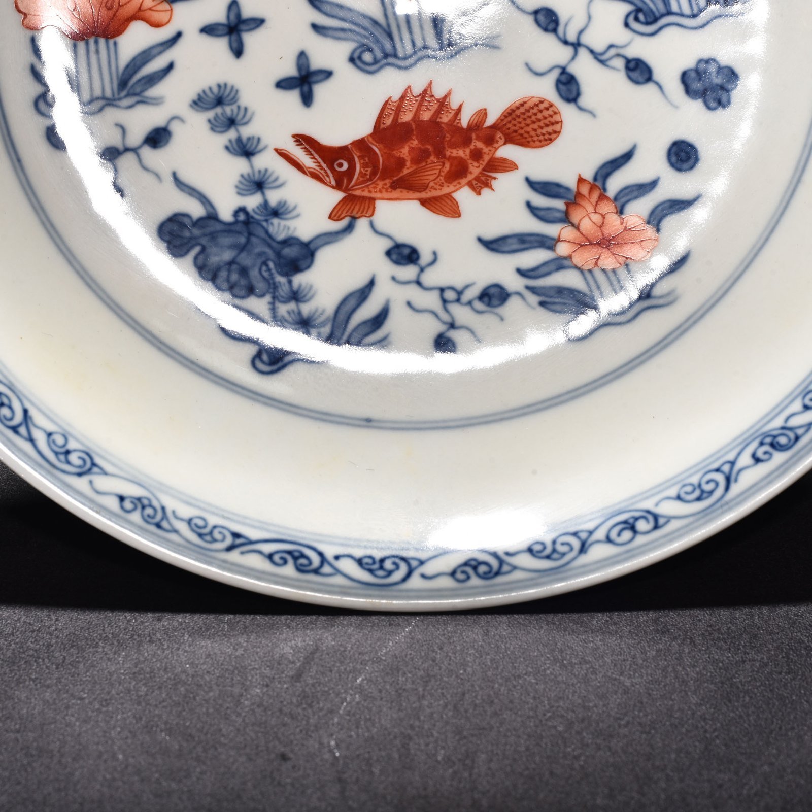 Ming Dynasty Chenghua blue and white alum red fish and algae plate