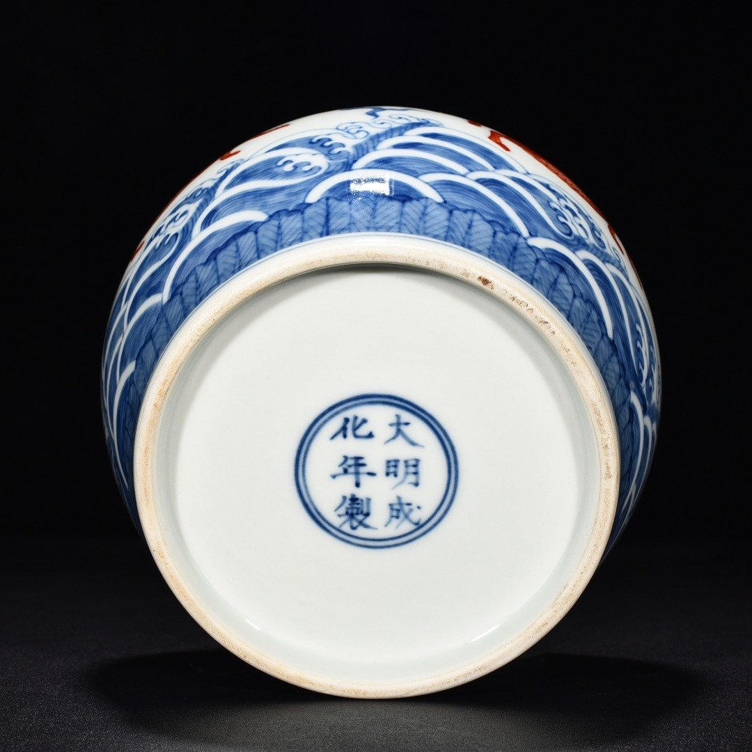 Ming Dynasty Chenghua blue and white alum red unicorn lid jar