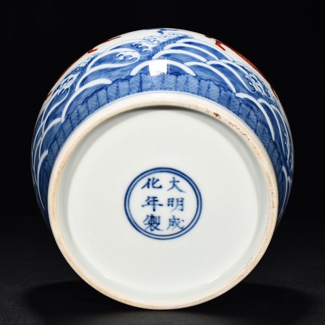 Ming Dynasty Chenghua blue and white alum red unicorn lid jar