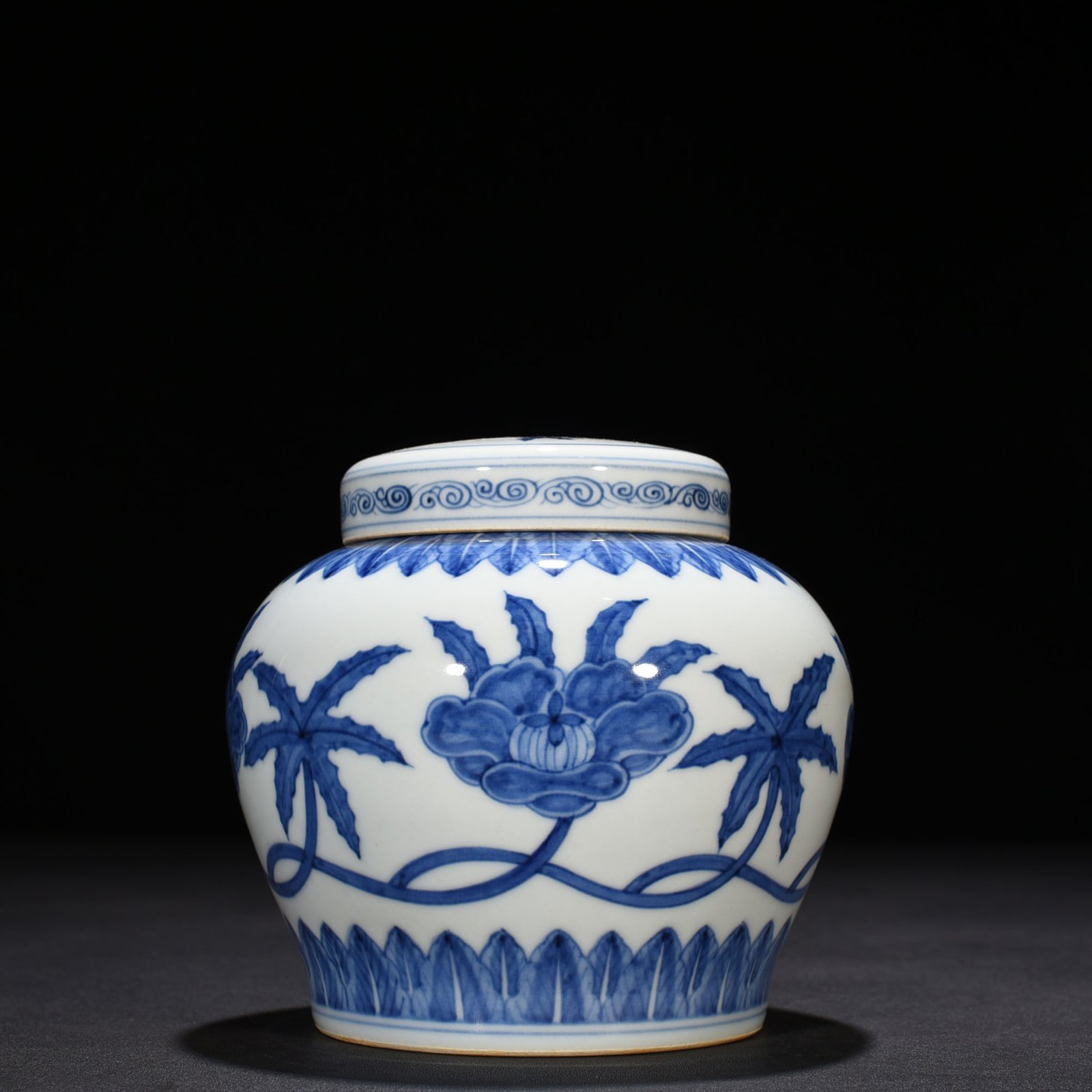 Ming Dynasty Chenghua blue and white okra sky-shaped jar