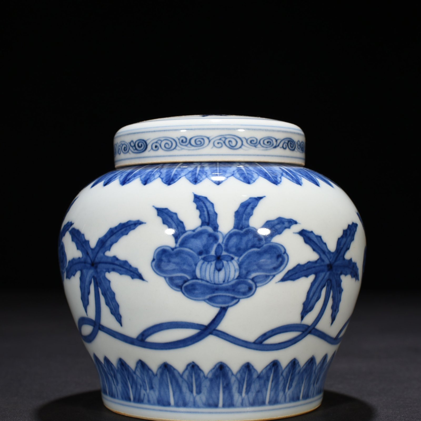 Ming Dynasty Chenghua blue and white okra sky-shaped jar