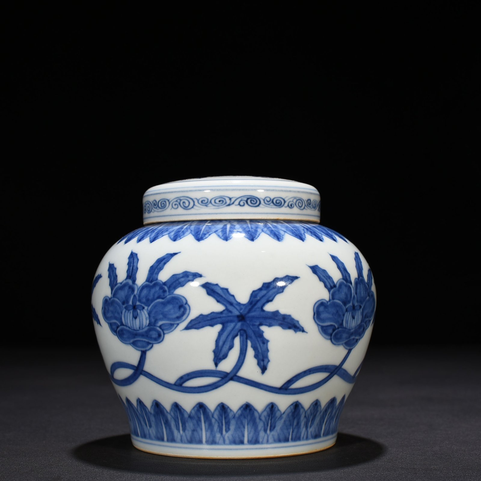 Ming Dynasty Chenghua blue and white okra sky-shaped jar