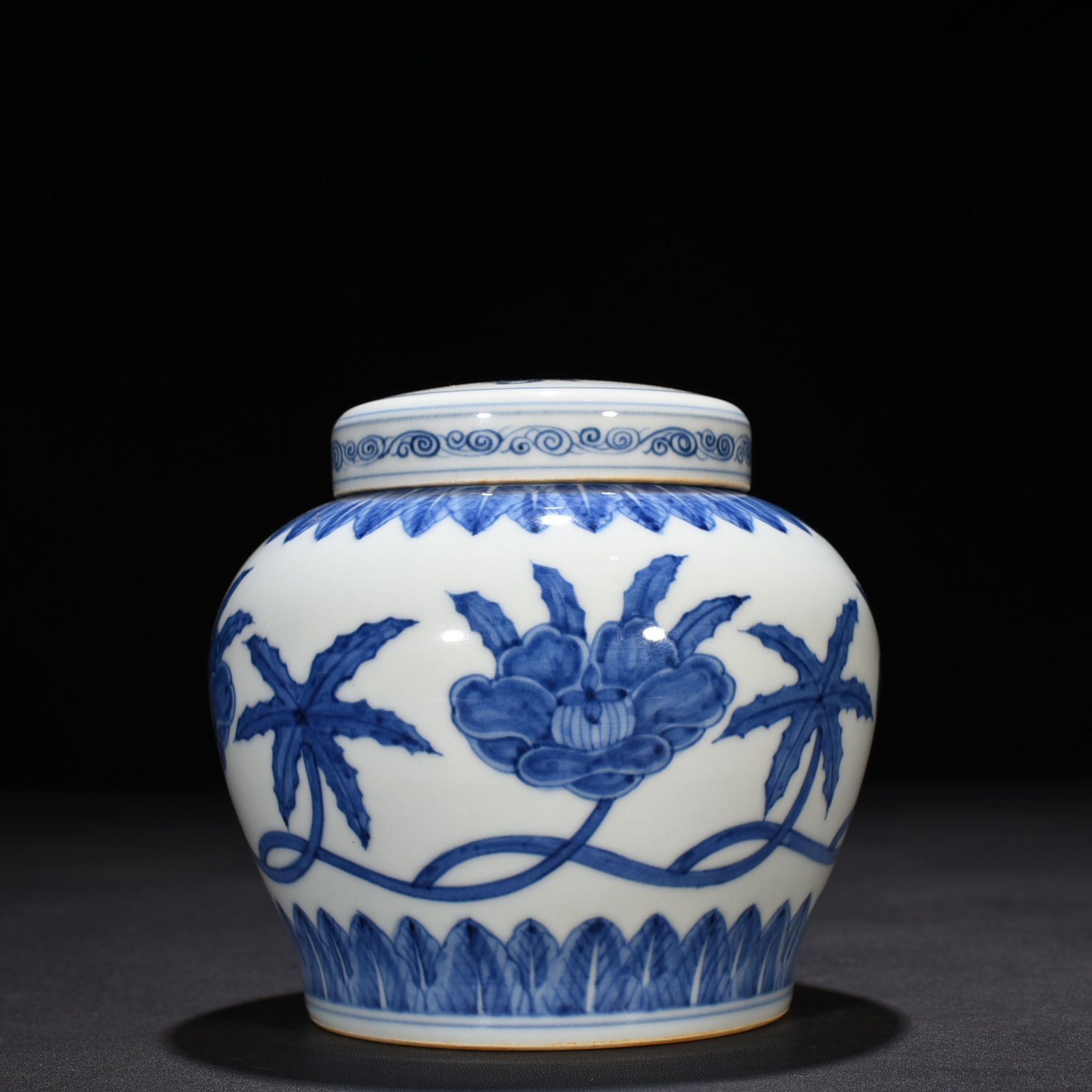 Ming Dynasty Chenghua blue and white okra sky-shaped jar
