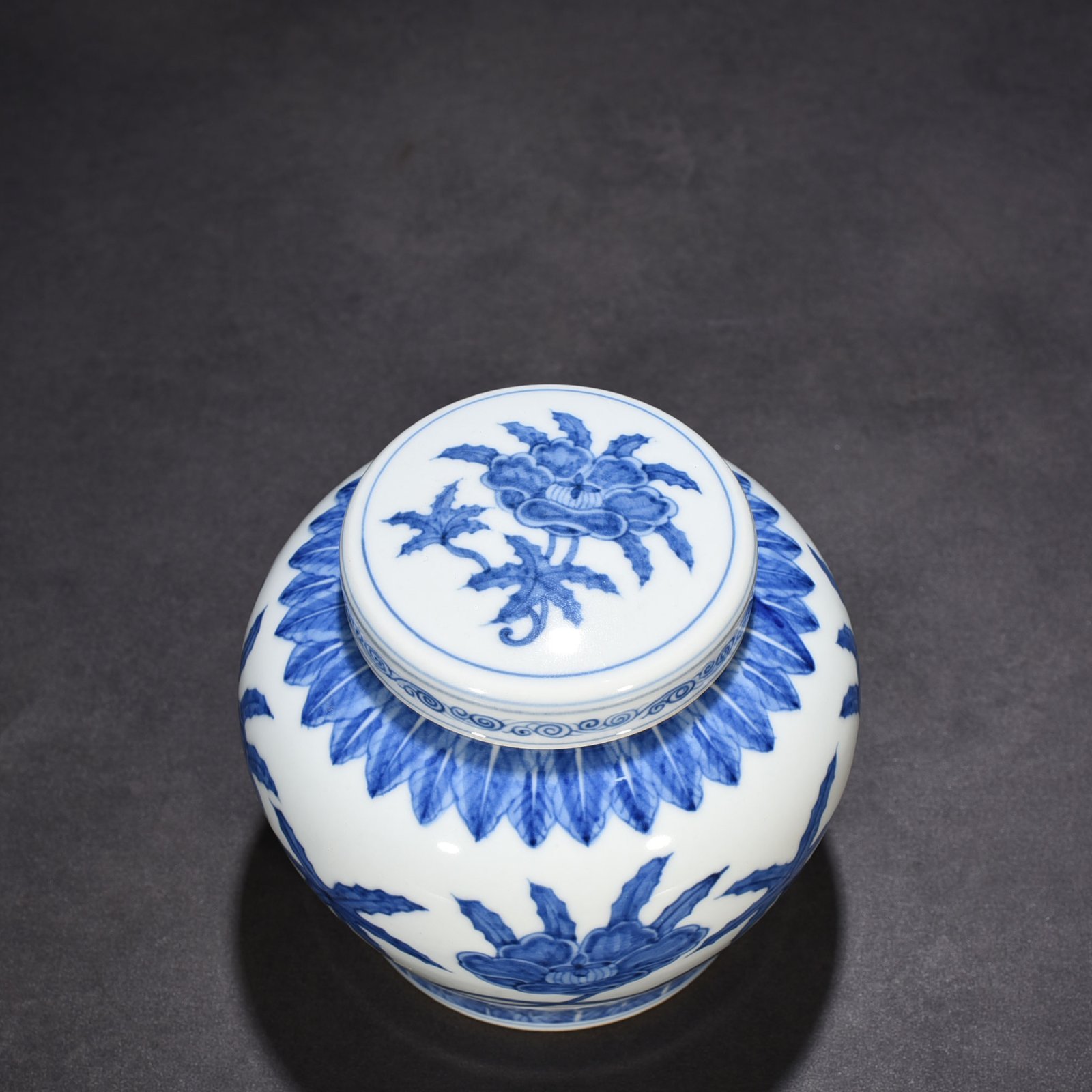 Ming Dynasty Chenghua blue and white okra sky-shaped jar