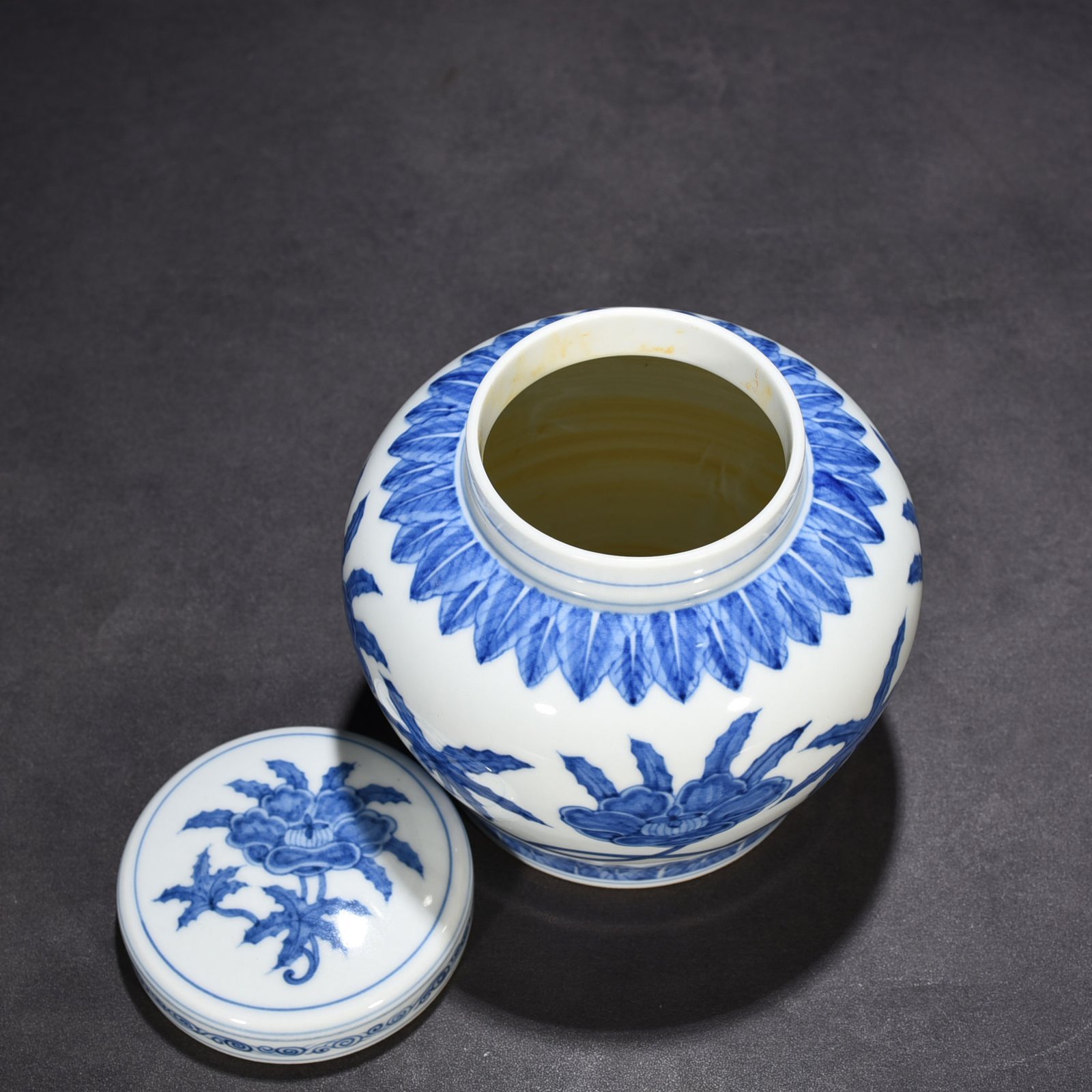 Ming Dynasty Chenghua blue and white okra sky-shaped jar