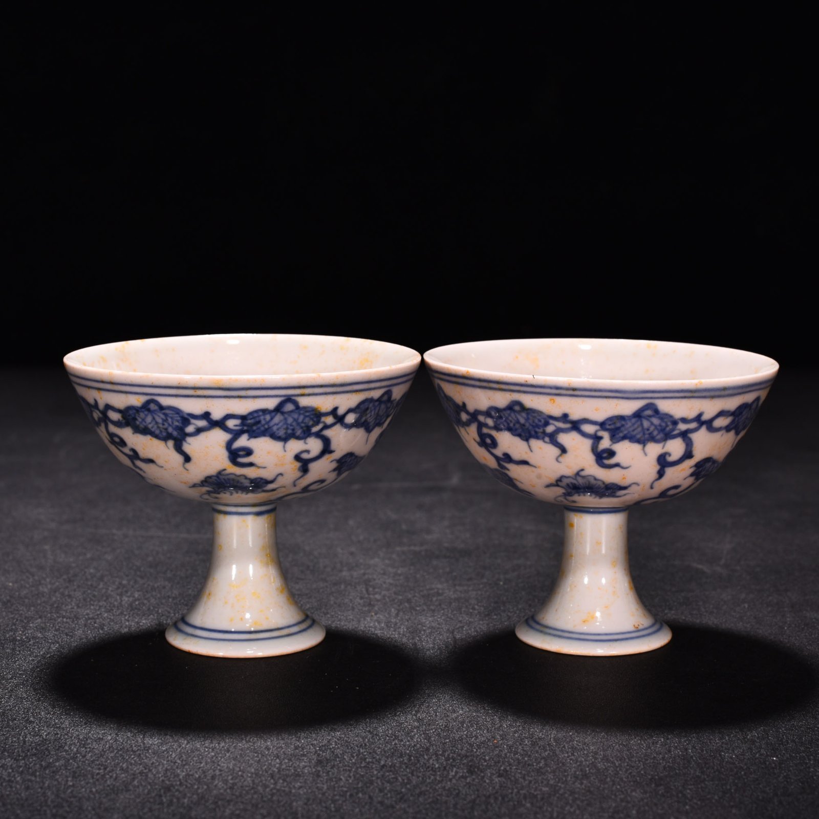 Ming Dynasty Chenghua blue and white red grape goblet