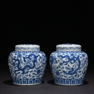 Ming Dynasty Chenghua blue and white intertwined flowers and five dragon lid jar