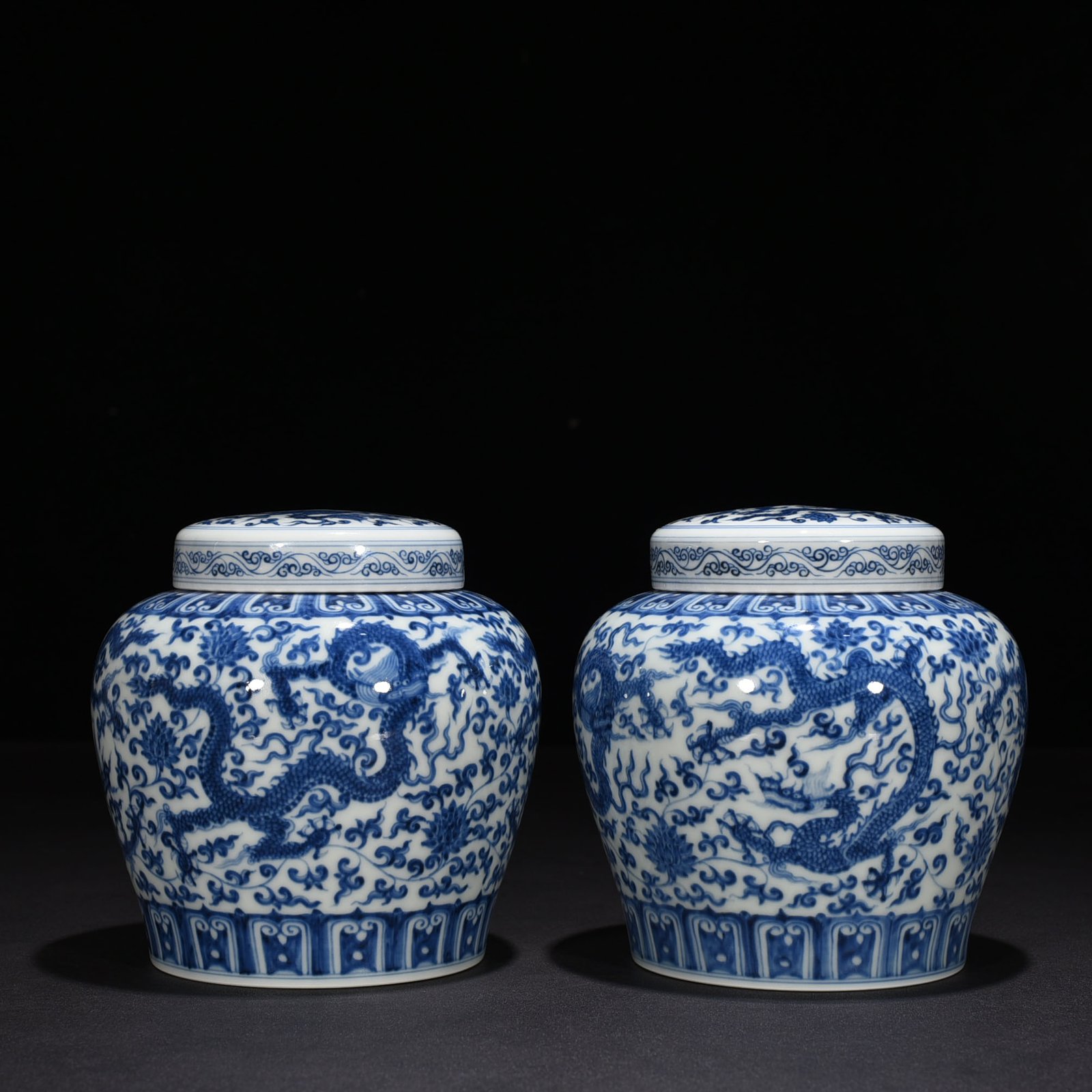 Ming Dynasty Chenghua blue and white intertwined flowers and five dragon lid jar