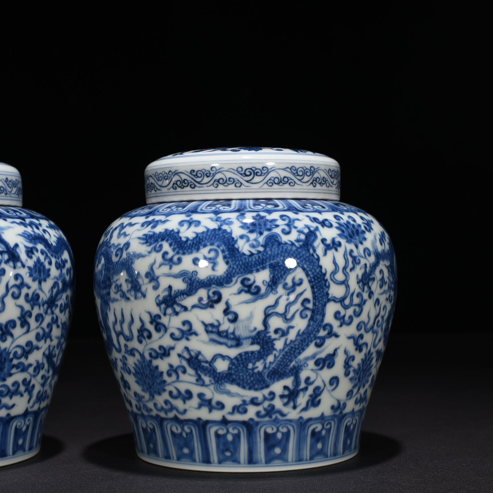Ming Dynasty Chenghua blue and white intertwined flowers and five dragon lid jar
