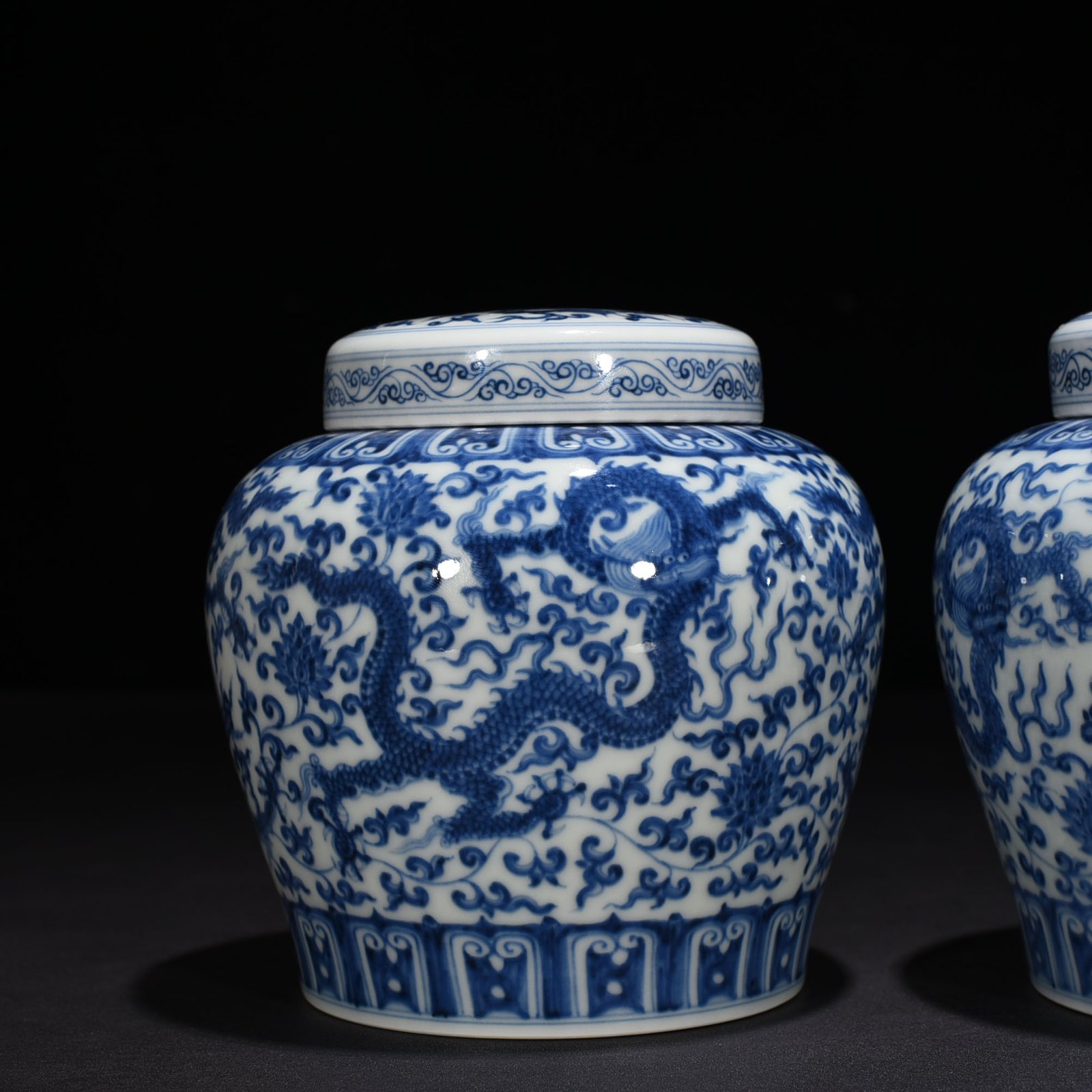 Ming Dynasty Chenghua blue and white intertwined flowers and five dragon lid jar