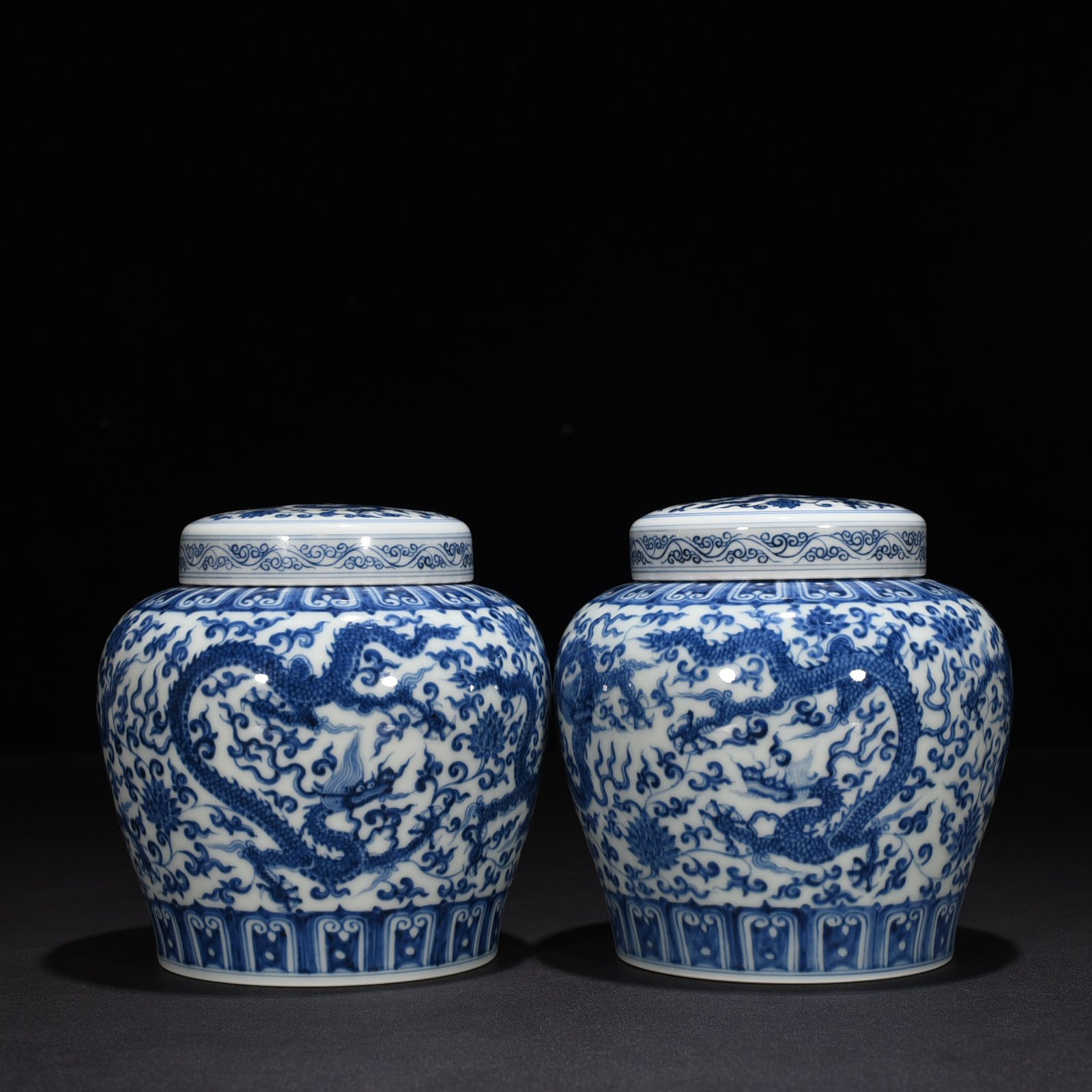 Ming Dynasty Chenghua blue and white intertwined flowers and five dragon lid jar
