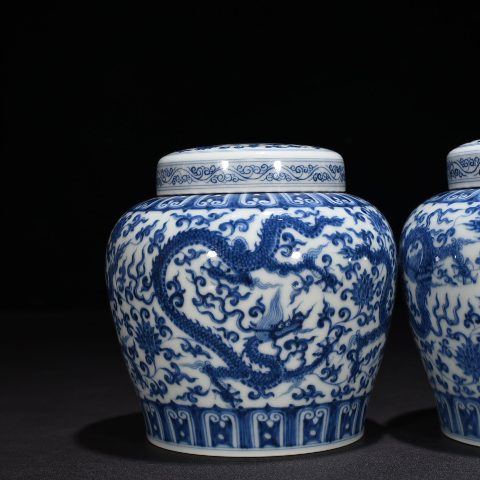 Ming Dynasty Chenghua blue and white intertwined flowers and five dragon lid jar