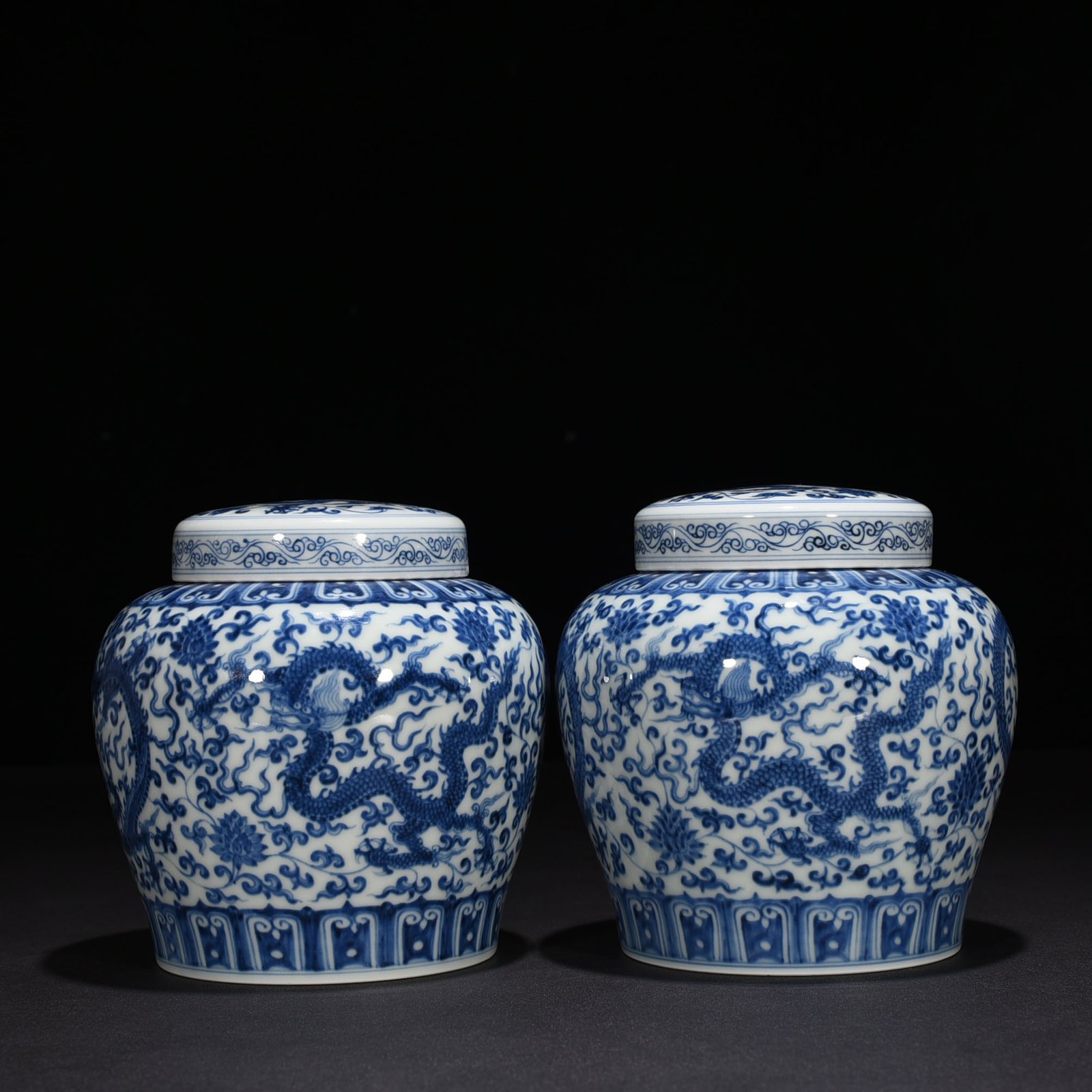 Ming Dynasty Chenghua blue and white intertwined flowers and five dragon lid jar