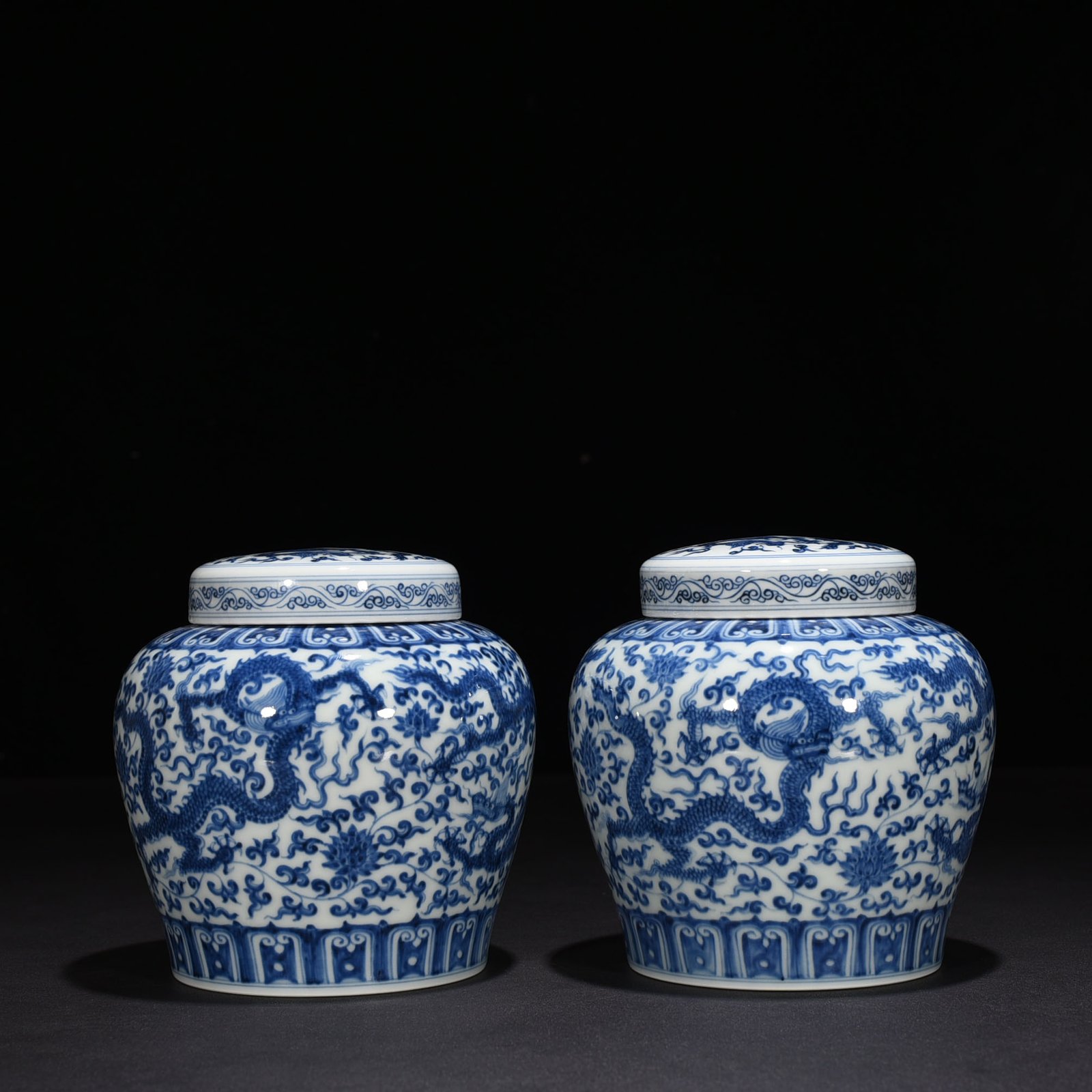 Ming Dynasty Chenghua blue and white intertwined flowers and five dragon lid jar