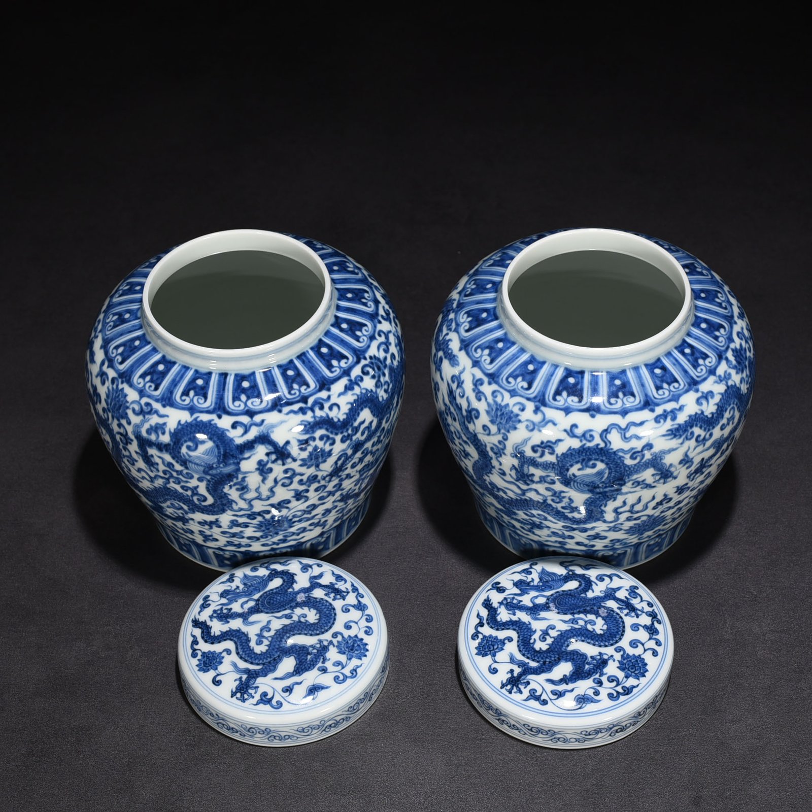 Ming Dynasty Chenghua blue and white intertwined flowers and five dragon lid jar