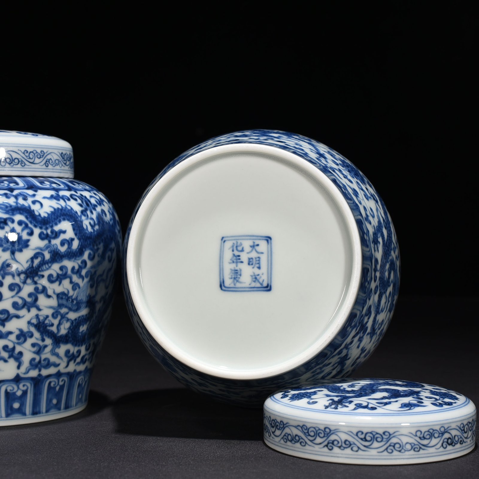 Ming Dynasty Chenghua blue and white intertwined flowers and five dragon lid jar