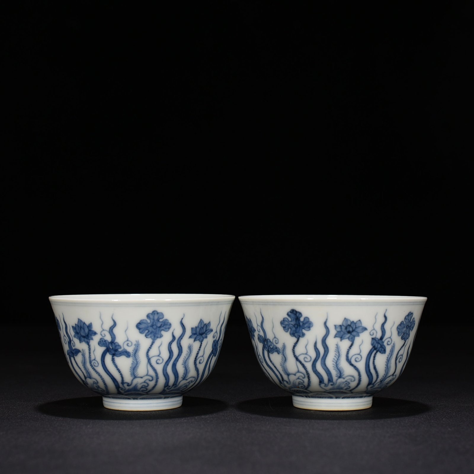 Ming Dynasty Chenghua blue and white lotus pond flower cup