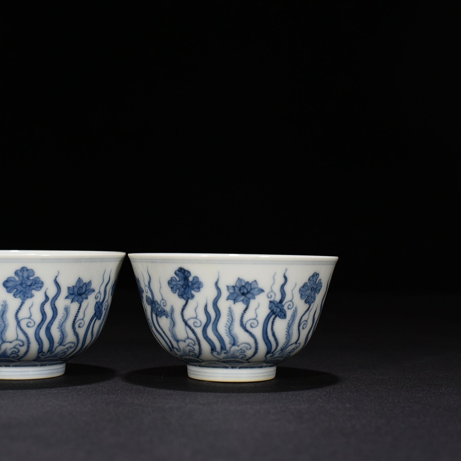Ming Dynasty Chenghua blue and white lotus pond flower cup