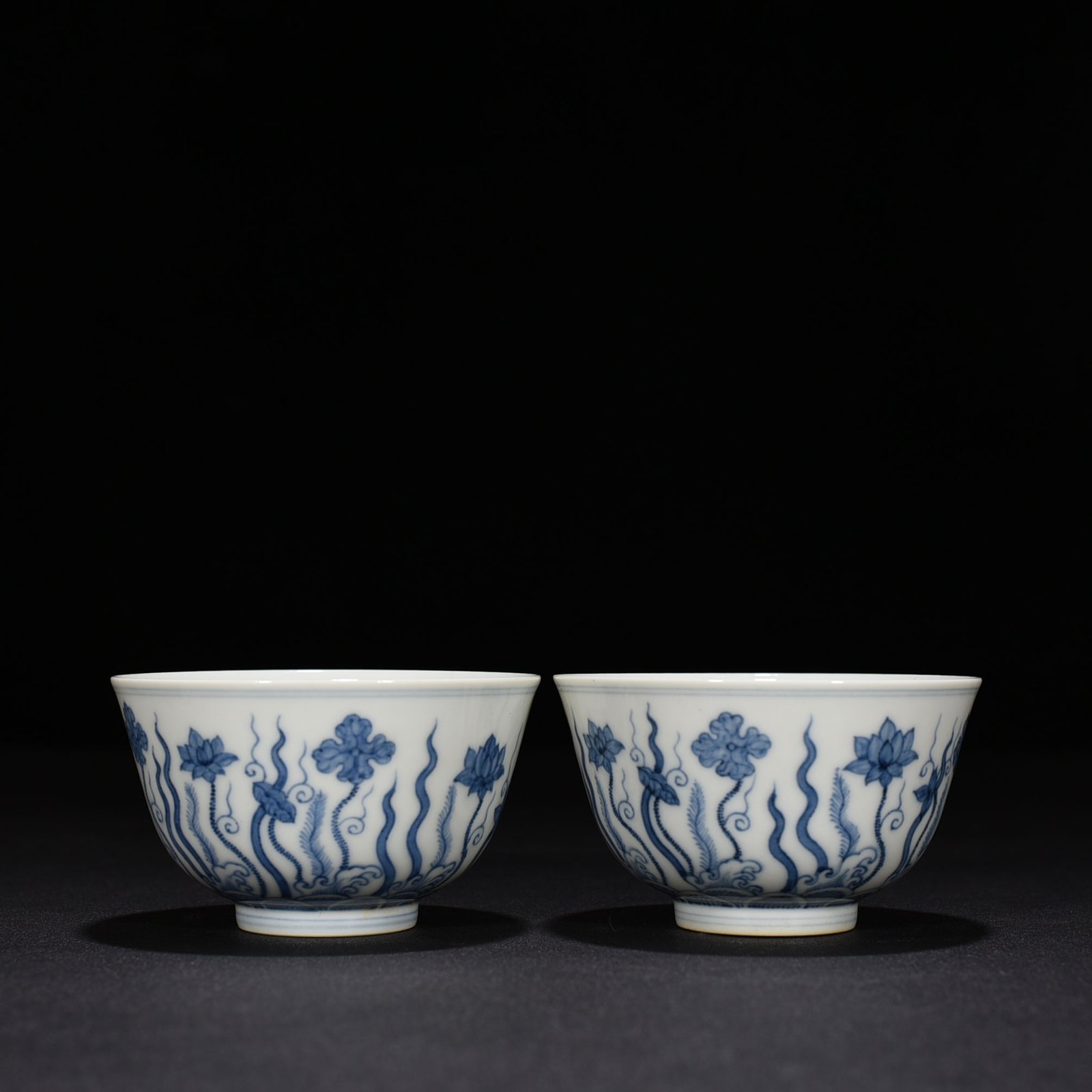 Ming Dynasty Chenghua blue and white lotus pond flower cup