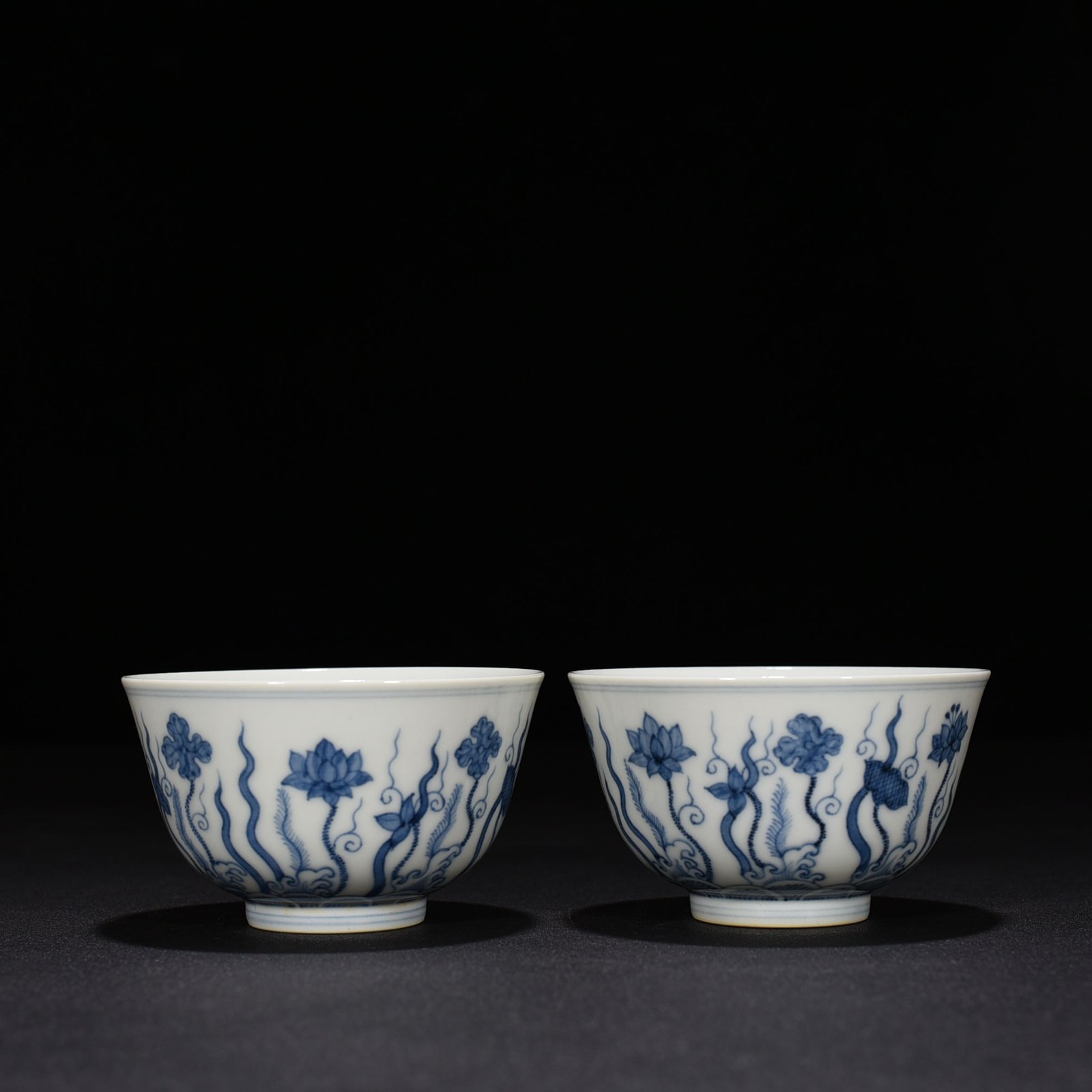 Ming Dynasty Chenghua blue and white lotus pond flower cup