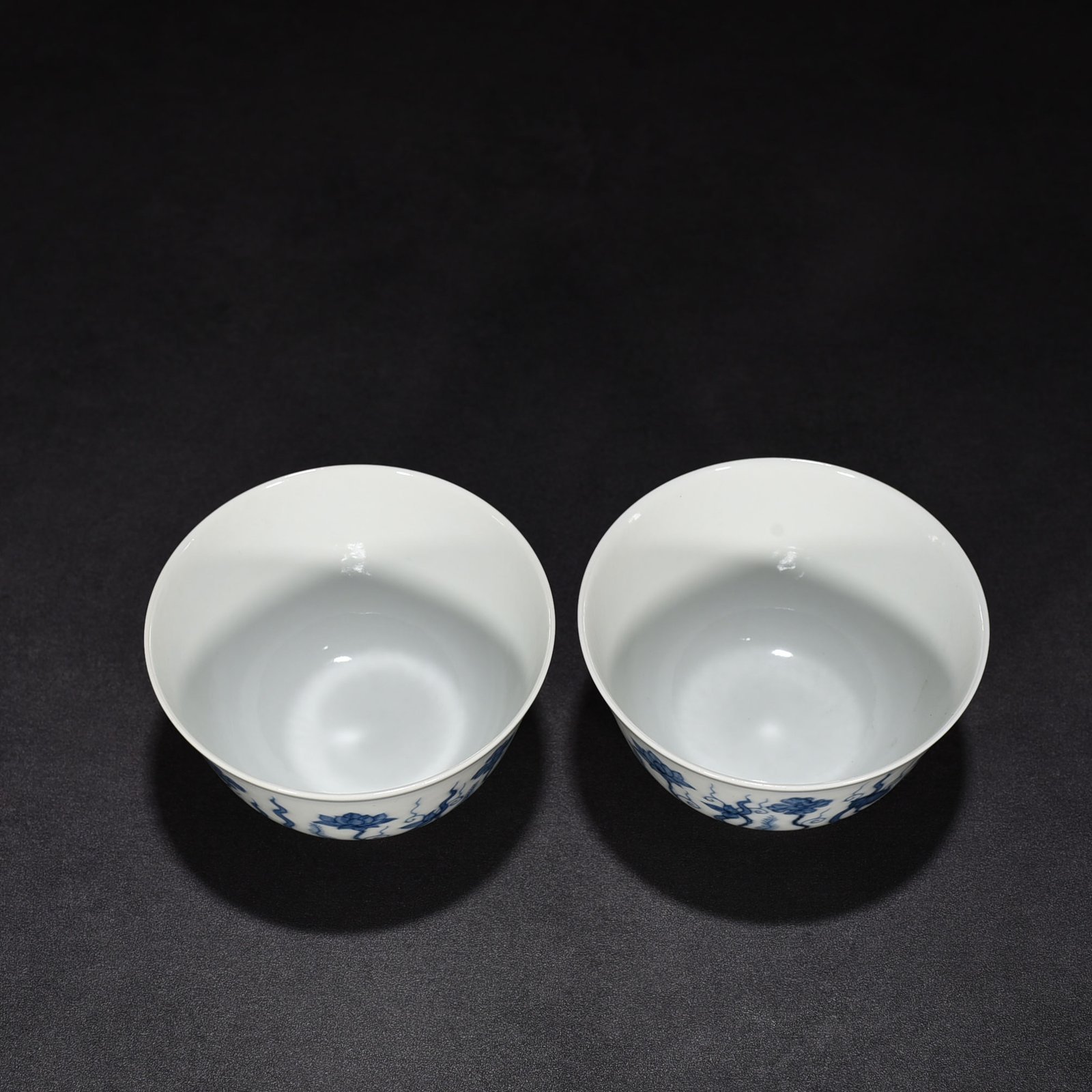 Ming Dynasty Chenghua blue and white lotus pond flower cup