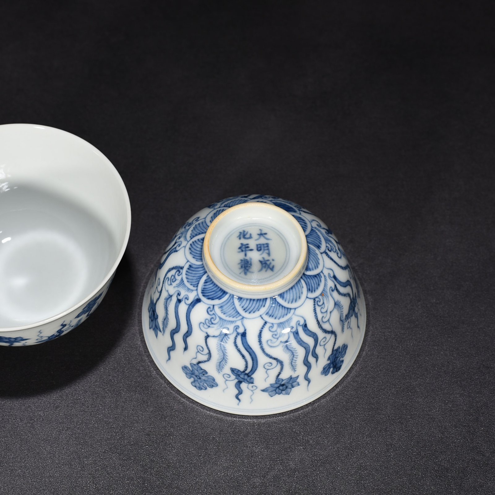Ming Dynasty Chenghua blue and white lotus pond flower cup