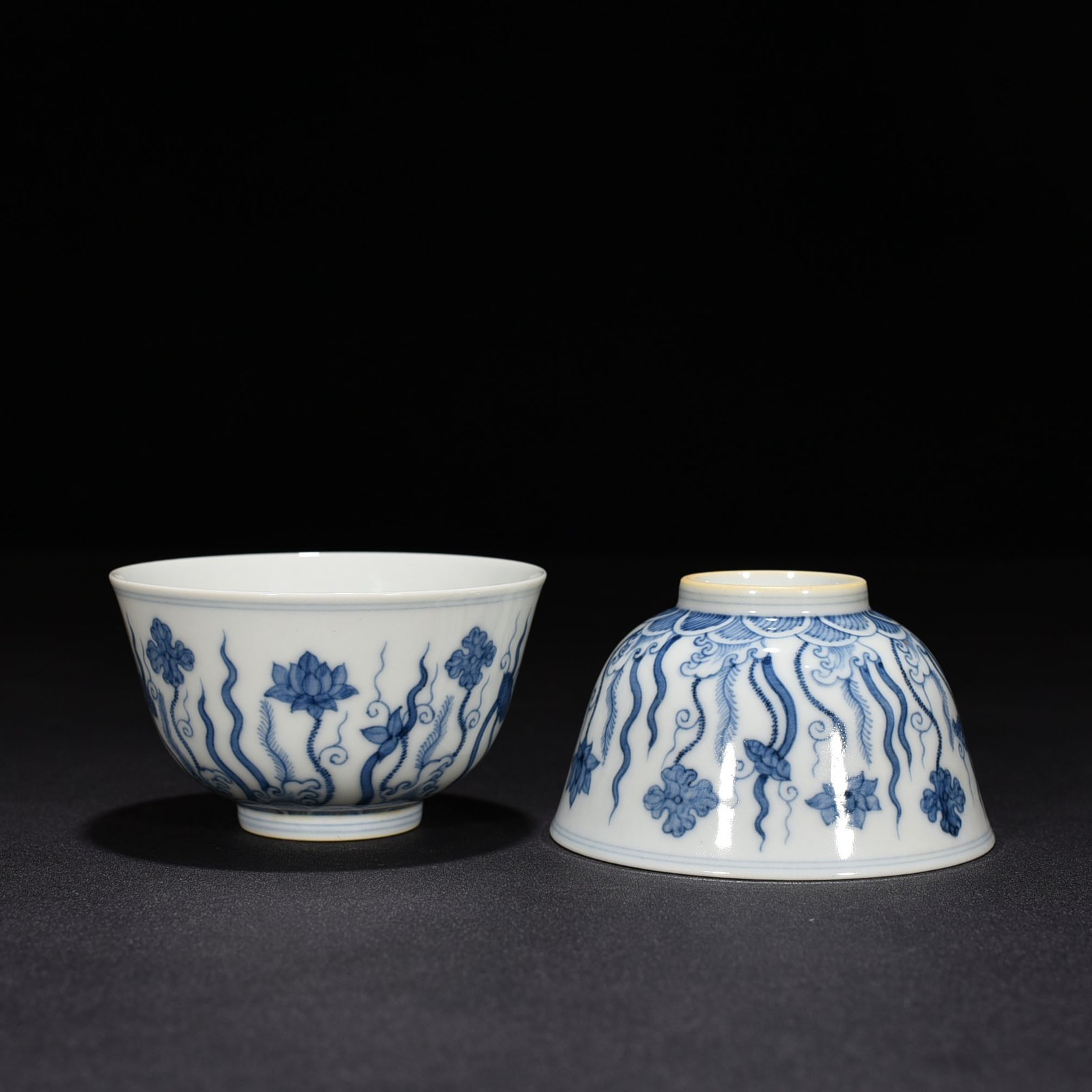 Ming Dynasty Chenghua blue and white lotus pond flower cup