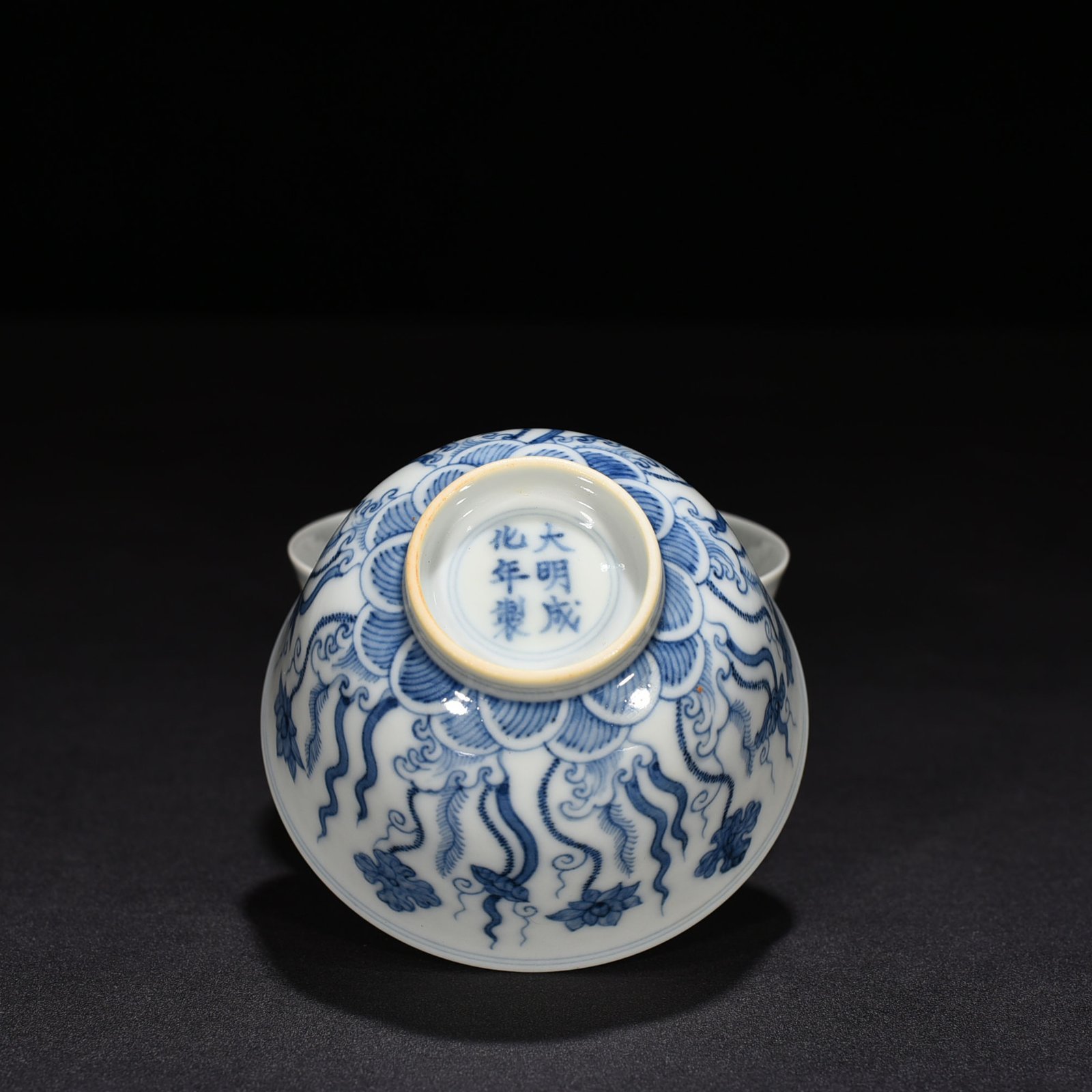 Ming Dynasty Chenghua blue and white lotus pond flower cup