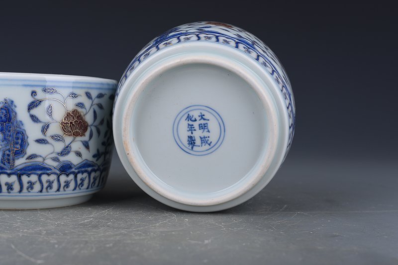 Ming Dynasty Chenghua blue and white underglaze red cricket jar