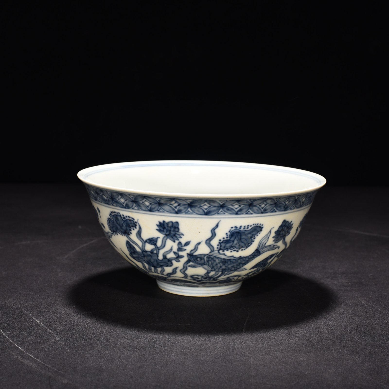 Ming Dynasty Chenghua blue and white fish and algae palace bowl