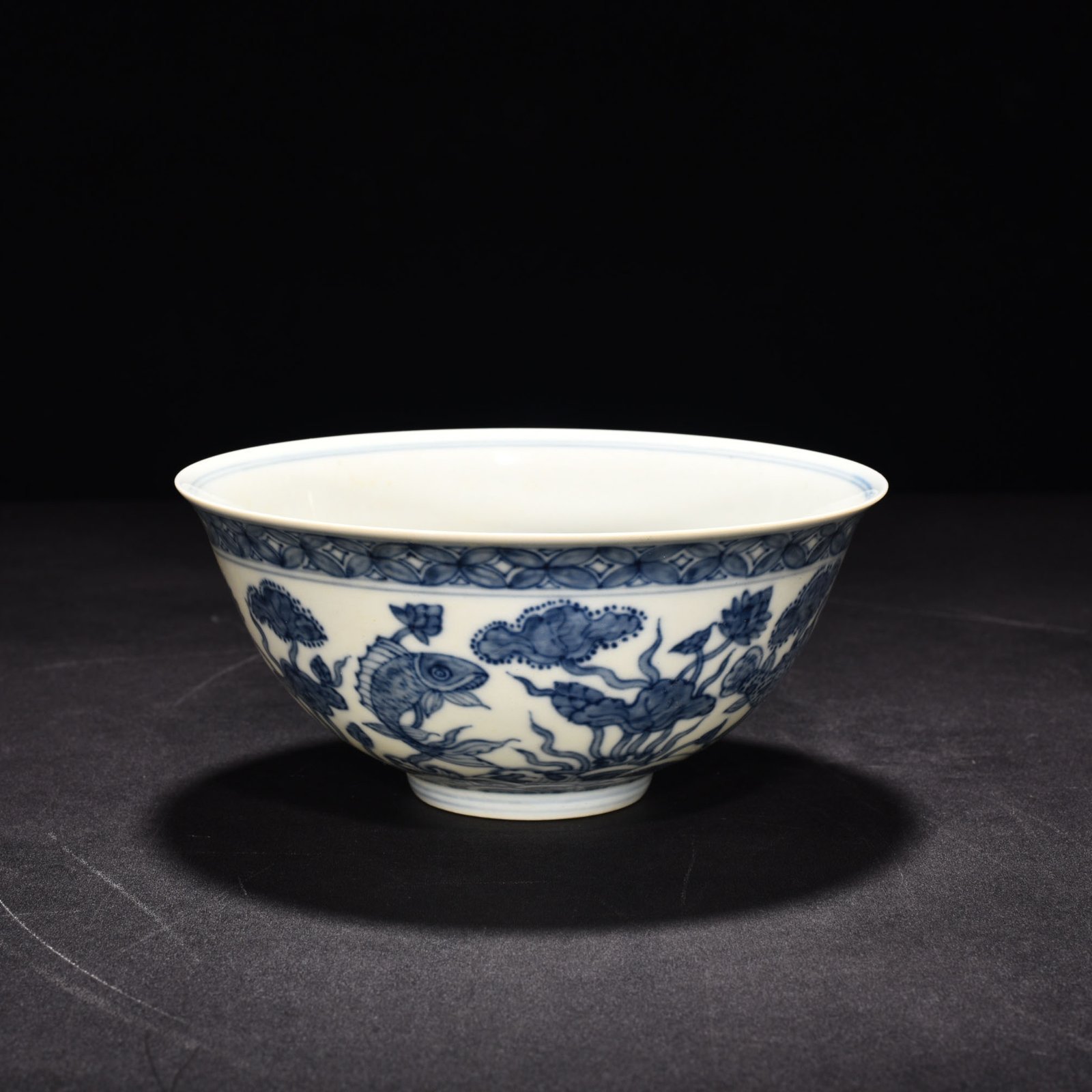 Ming Dynasty Chenghua blue and white fish and algae palace bowl