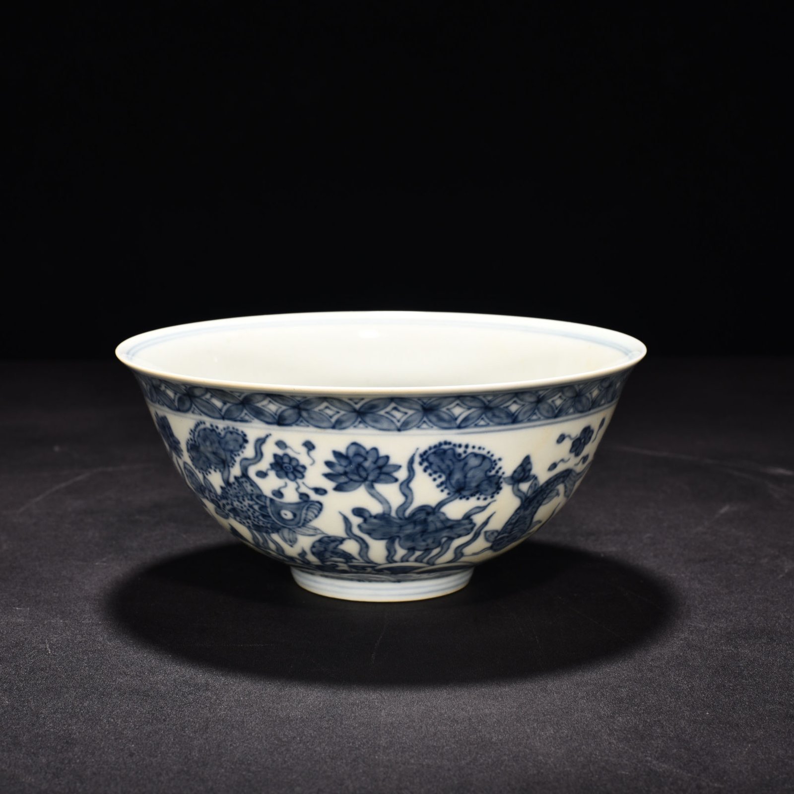 Ming Dynasty Chenghua blue and white fish and algae palace bowl