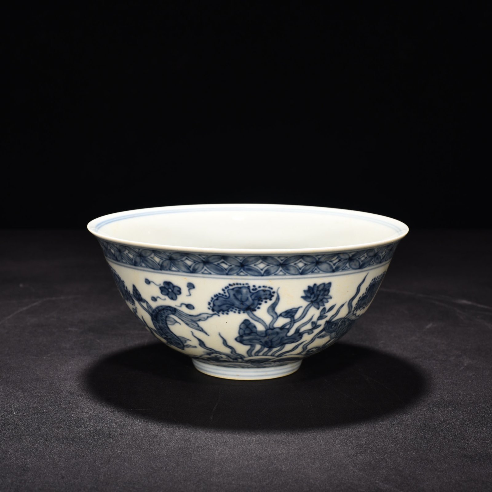Ming Dynasty Chenghua blue and white fish and algae palace bowl