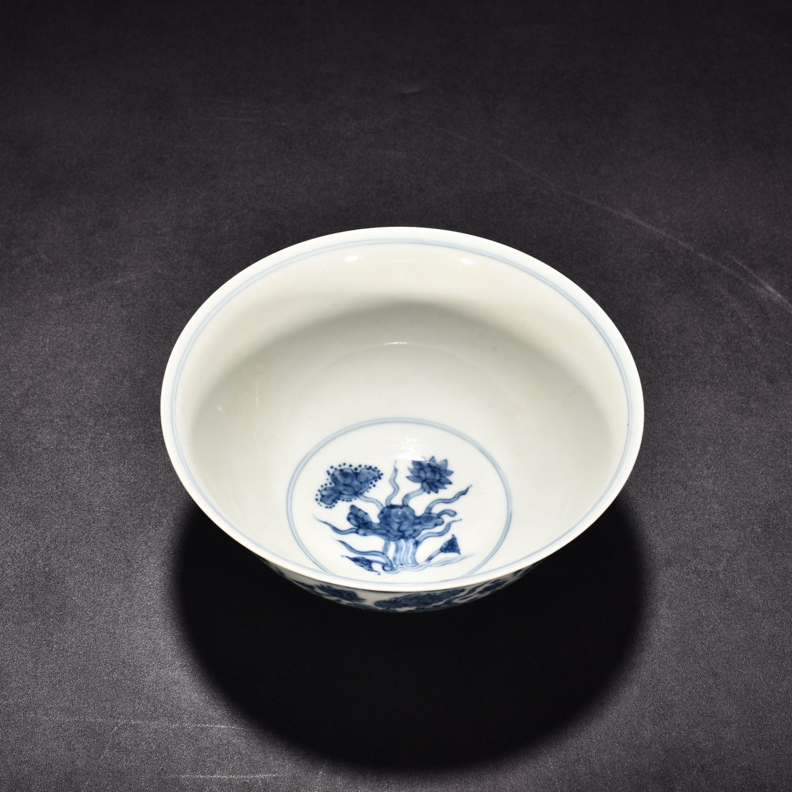 Ming Dynasty Chenghua blue and white fish and algae palace bowl